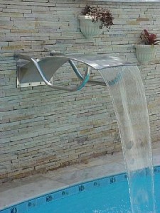 modelos-cascatas-para-piscina-225x300