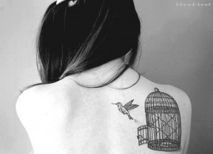 Tatuagem-feminina-nas-costas-300x217