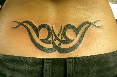 Tatuagem-no-Coccix-Feminina-tribal-fotos