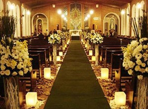 igreja-decorada-com-velas-para-casamento-300x221