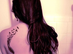 tatuagens-femininas-nas-costas-delicadas-modelos-300x223