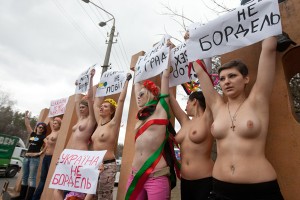 fotos-Femen-manifestacoes-300x200