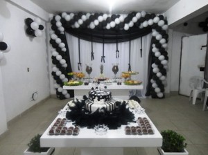 como-fazer-decoracao-festa-preto-e-branco-300x224